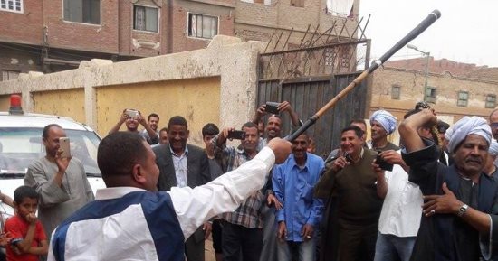 صور.. رئيس قرية بقنا يشارك الناخبين الرقص بالعصا على أنغام المزمار البلدى