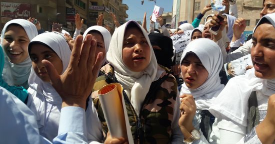 صور.. مسير حاشدة للطالبات بشوارع كفر الشيخ وطالبة ترتدى أفرول الصاعقة