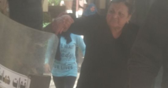 صور.. الموظفيو ورجال الجيش والشرطة يساعدون الناخبين وكبار السن