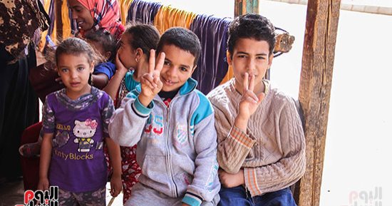 صور.. أهالى الأسمرات يصطحبون أطفالهم إلى اللجان الانتخابية
