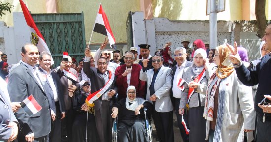 "مصر تنتخب".. الترند المصرى يحتفى بالماراثون الرئاسى.. هاشتاجات العرس الانتخابى تجتاح "تويتر".. ومغردون: "صوتك رصاصة فى قلب كل خائن".. ومدونون عرب:" المصريون علموا العالم معنى الوطنية والانتماء"