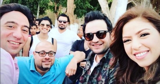 صور.. مصطفى خاطر فى الأقصر وسط الآثار الفرعونية بسبب "ربع رومى" 