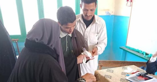 صور.. شاب يتحدى إعاقته ويدلى بصوته فى الانتخابات الرئاسية بمطروح