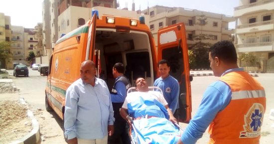 صور.. الإسعاف تنقل 10 مرضى من مستشفيات بالشرقية للجان للإدلاء بأصواتهم