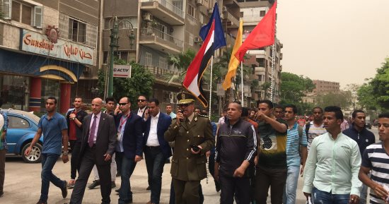 طلاب بجامعة أسيوط يجوبون الشوارع لحث المواطنين على المشاركة بالانتخابات