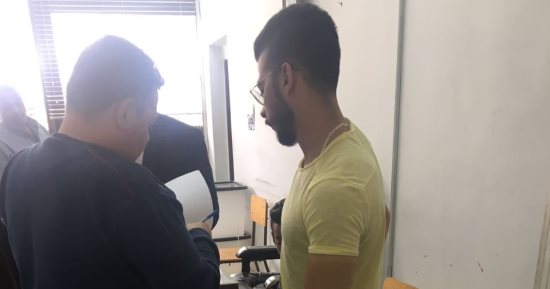 "بالجبس والعكاز" شاب يدلى بصوته فى انتخابات الرئاسة بمدينة نصر.. صور