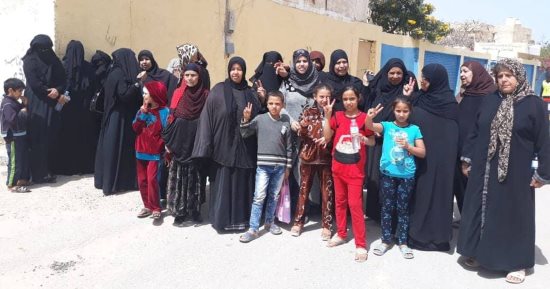 صور .. طوابير من السيدات المنقبات أمام اللجان الانتخابية فى مطروح