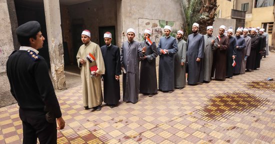 فيديو وصور.. مشاركة كبيرة من علماء الأزهر بالانتخابات الرئاسية فى باب الشعرية