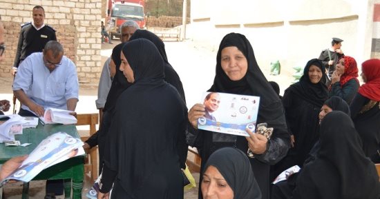 صور.. لجان مدينة القرنة غربى الأقصر تشهد إقبالا نسائيا كبيرا