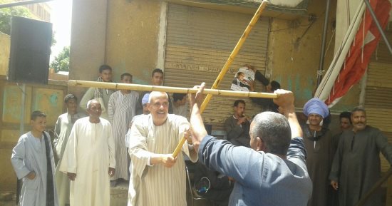 صور.. مواطنون يرقصون على أنغام الربابة أمام لجان الانتخابات فى الأقصر