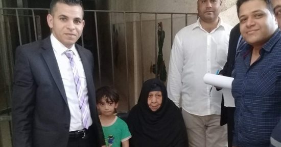 رئيس لجنة بسوهاج يخرج بصندوق الاقتراع لمساعدة عجوز على الإدلاء بصوتها
