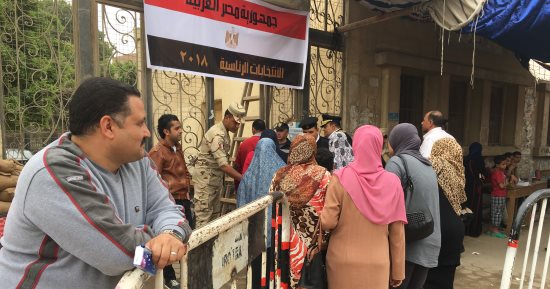 صور.. المواطنون يواصلون الإقبال فى ثالث أيام الانتخابات بالمعادى
