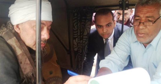محافظ سوهاج يشيد بقاضى خرج من لجنته لمساعدة مسن على الإدلاء بصوته