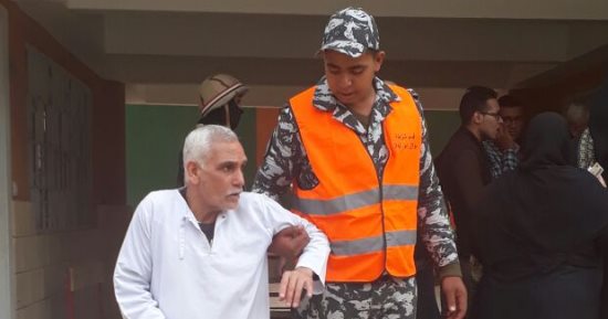 الجدعنة فى دمهم... رجال القوات المسلحة يساعدون المسنين فى الإدلاء بأصواتهم 