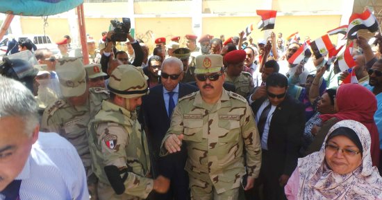 صور .. قائد الدفاع الجوى بأسوان يطمئن المواطنين: لا تنساقوا خلف الشائعات