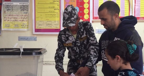 صور.. كفيف يسير 5 كيلو بمساعدة طفلته للتصويت فى الانتخابات بالعريش