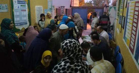 صور.. السيدات وكبار السن يتصدرون المشهد الانتخابى فى الوادى الجديد