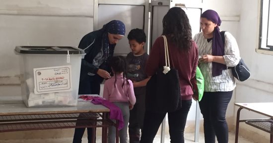 صور.. أسرة مصرية من 6 افراد تصوت داخل لجنة واحدة بحدائق الأهرام