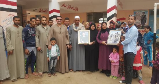 والدا شهيد يدليان بصوتيهما فى لجنة بمدرسة تحمل اسم نجلهما جنوب بنى سويف