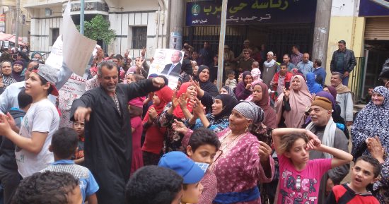 صور.. ناخبون يحتفلون بانتخابات الرئاسة على أنغام "تسلم الأيادى" بالمنوفية