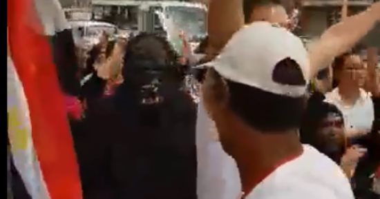 فيديو.. أهالى بولاق الدكرور يحتفلون أمام اللجان على أنغام "قالوا إيه"