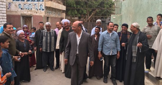 بالصور.. النائب يونس الجاحر يواصل جولته بديروط لحث المواطنين على المشاركة