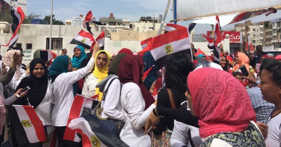 مسيرات لطلاب "من أجل مصر" أمام لجان الغردقة لحث المواطنين على المشاركة