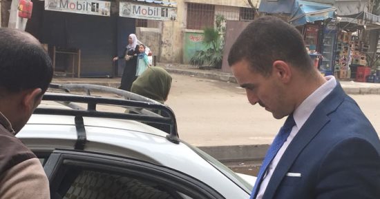 فيديو.. رئيس لجنة بإمبابة يخرج لقعيد بالشارع لمساعدته على الإدلاء بصوته