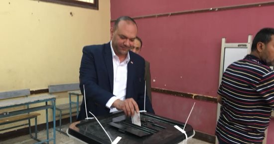 صور.. النائب عمرو الأشقر يدلى بصوته بانتخابات الرئاسة فى 15 مايو