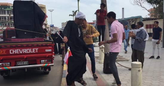 صور.. مسن يحتفل بانتخابات رئاسة الجمهورية على الأغانى الوطنية بالغردقة