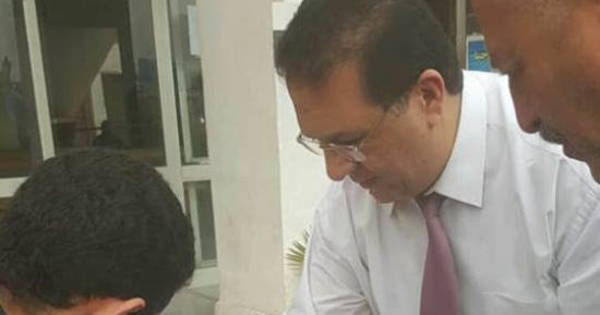 صور.. نائب رئيس الزمالك يسمح لإحدى المسنات بالإدلاء بصوتها خارج اللجنة