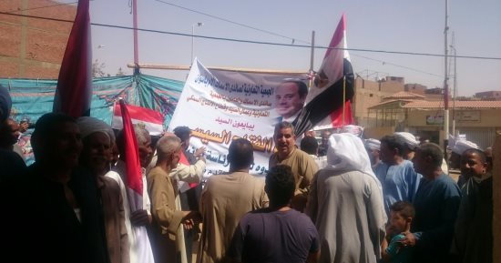 صور.. مواطنو أسوان يحتفلون أمام اللجان الانتخابية بالمزمار البلدى