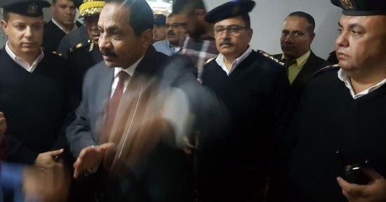 صور.. مدير أمن الاسكندرية يتفقد محيط سقوط سقف طابقين بعقار 