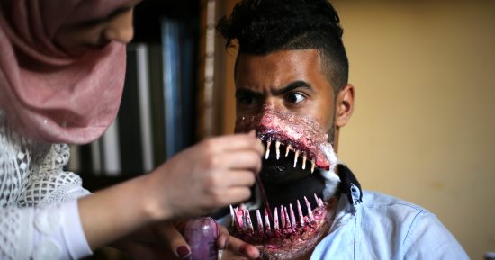 فتاة فلسطينية تحول الأشخاص إلى "زومبى" بالمكياج فى غزة