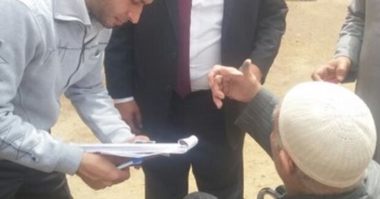 قاض بالدقهلية ينزل لمسن معاق لمساعدته فى التصويت بالانتخابات