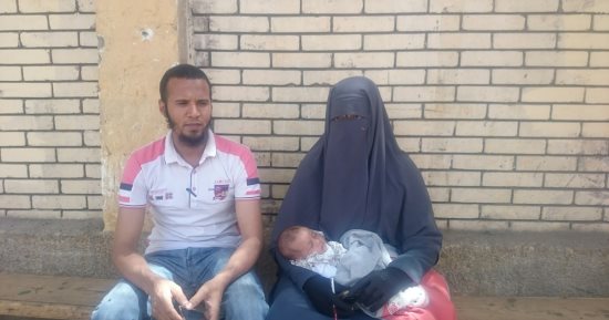 "عبد العظيم" و"نصرة " زوجان تركا منزلهما لدعم الناخبين أمام اللجان بأسوان