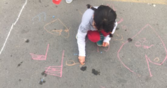 صور.. الانتخابات للجميع.. أطفال يزينون الشوارع برسومات أعلام مصر 