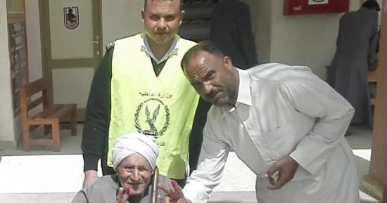 صور.. سيناوى عمره 105 أعوام يسابق الشباب للإدلاء بصوته فى الانتخابات