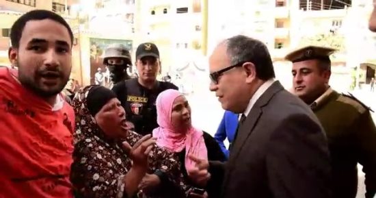صور.. ناخبات لمدير أمن كفر الشيح: "بنزحف على اللجان علشان خاطر عيون السيسي"
