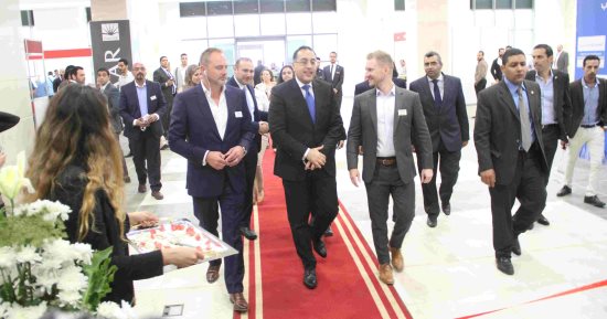 صور.. وزير الإسكان أثناء تفقده معرض "سيتى سكيب": القطاع العقارى قاطرة التنمية