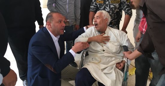 صور.. نائب 15 مايو يصطحب مسنا من المستشفى ليدلى بصوته بناء على طلبه