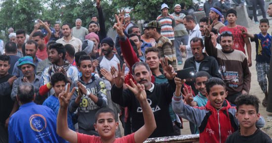 صور.. لجان العياط تستعيد زخم اليومين الماضيين.. والأطفال والسيدات يحملون الأعلام