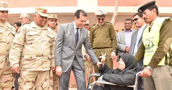 صور.. محافظ أسيوط يصطحب مسنه على كرسى متحرك للجنتها للإدلاء بصوتها