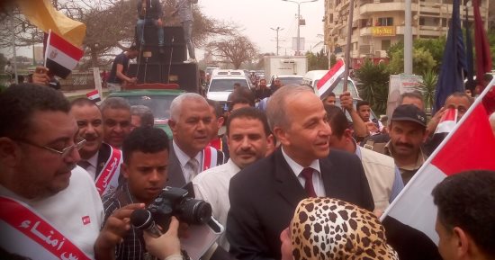 صور.. محافظ القليوبية يتقدم مسيرة ببنها للحث على المشاركة بالانتخابات