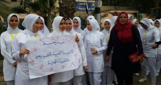 طلاب تمريض المطرية بالدقهلية ينظمون مسيرة للدعوة للمشاركة بالانتخابات