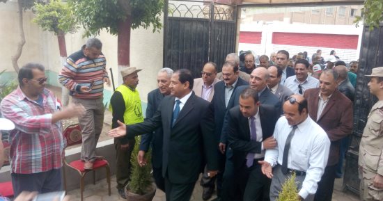 صور.. محافظ الغربية يتابع سير العملية الانتخابية فى جولة تفقدية على اللجان