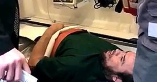 رئيس لجنة بالشرقية يصعد سيارة إسعاف لتمكين مريض من الإدلاء بصوته.. صور