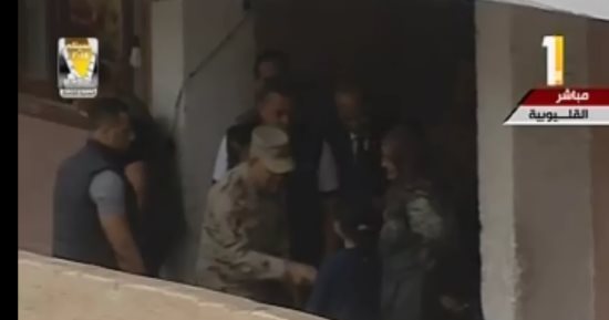وزير الدفاع يصافح الناخبين بإحدى اللجان الانتخابية بالقليوبية
