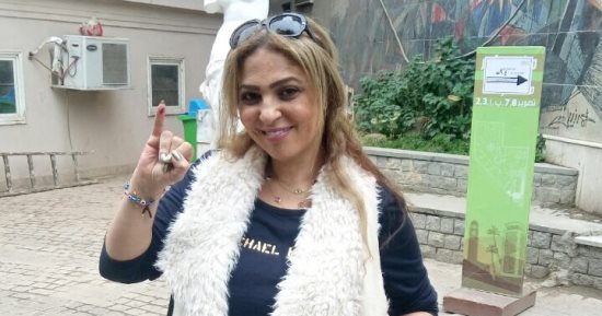 الفنانة نهلة سلامة تدلى بصوتها فى انتخابات رئاسة الجمهورية بالزمالك