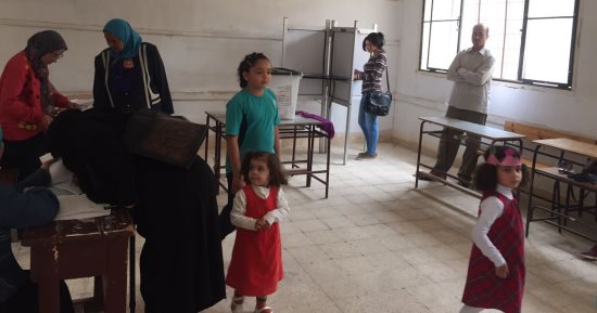 صور.. سيدة تصطحب أطفالها الأربعة أثناء تصويتها فى حدائق الأهرام
